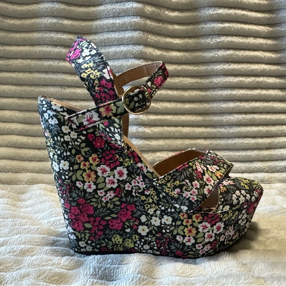 Vintage Floral Print Wedges